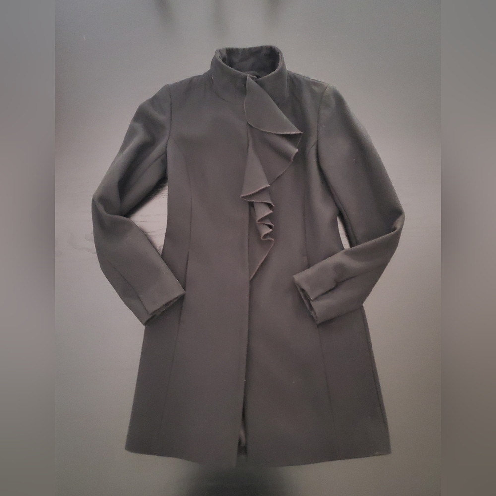 Tahari black ruffle front coat size XS EUC